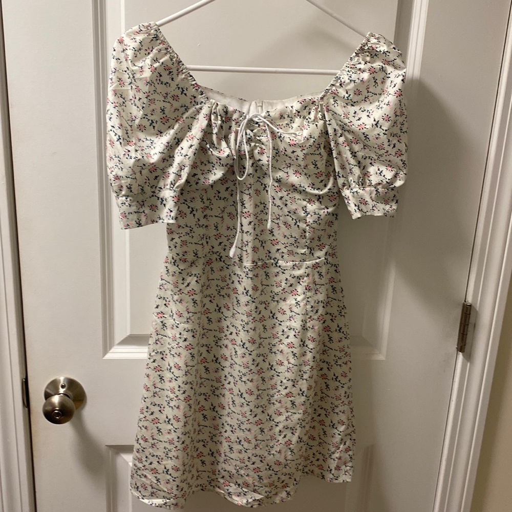 Like new short floral dress. Linjia Shop, size S.